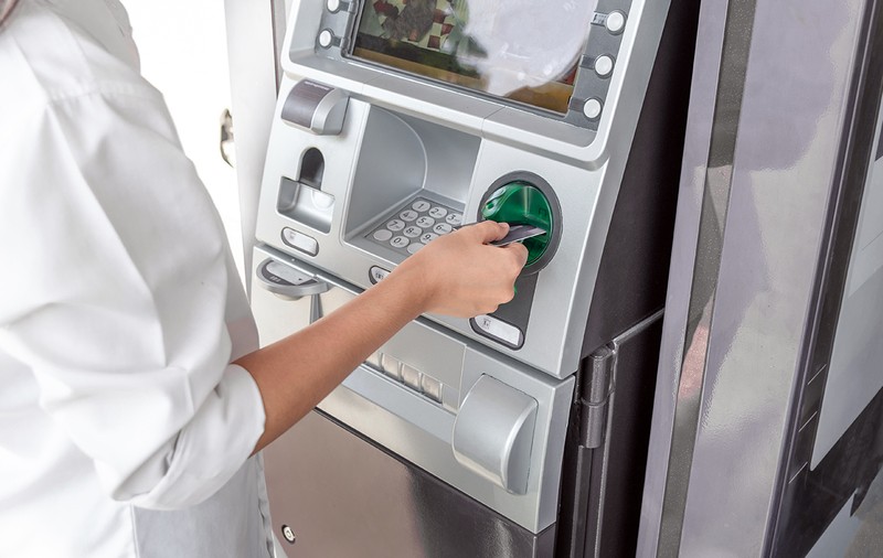 Elevii din Mogoșoaia și-au primit bursa pe un card nou UniCredit adus de primărie, dar nu o pot scoate la ATM „pentru că acesta e un alt fel de produs”