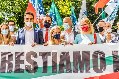 Liderul formațiunii Fratelli d'Italia, Giorgia Meloni (în centru imaginii), conduce un miting electoral în septembrie 2020 | Sursa foto: Hepta