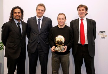 Jean Pierre Papin pozează cu Balonul de Aur, în 2010 | Foto: EPA