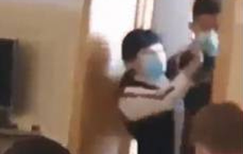 Profesoara din Baia Mare acuzată că a îmbrâncit un elev, susține că a fost, de fapt, victima. A suferit o fractură de stern și a avut trei coaste rupte