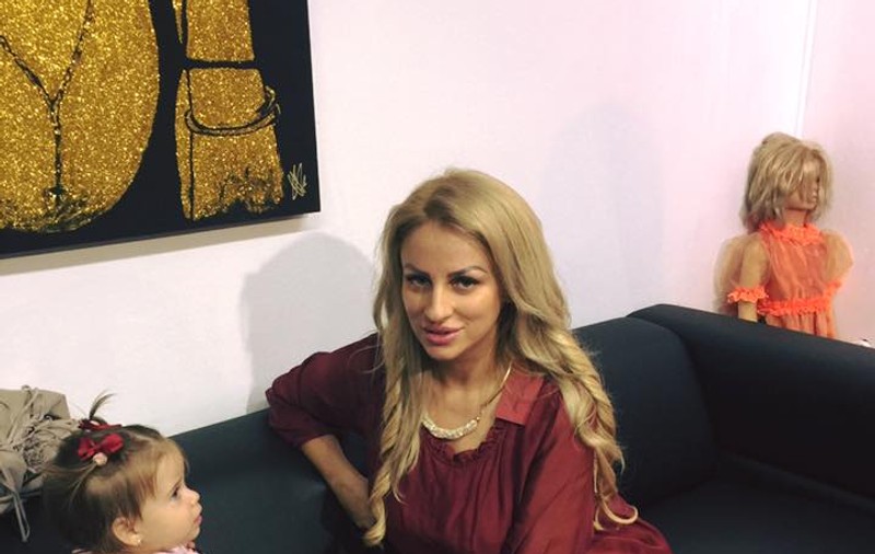 Fetița Sânzianei Buruiană l-a întâlnit pe Moș Crăciun. Reacția micuței a stârnit amuzamentul