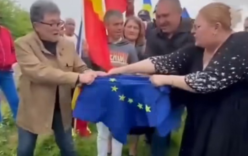 Diana Șoșoacă a rupt steagul Uniunii Europene, însă câștigă în fiecare lună 9.000 de euro de la Parlamentul European. În aceeași zi a fost la Ambasada Rusiei | VIDEO