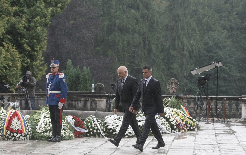Înmormântarea Reginei Ana. Reprezentanții Caselor Regale au venit cu autocarul, preoții cu limuzina