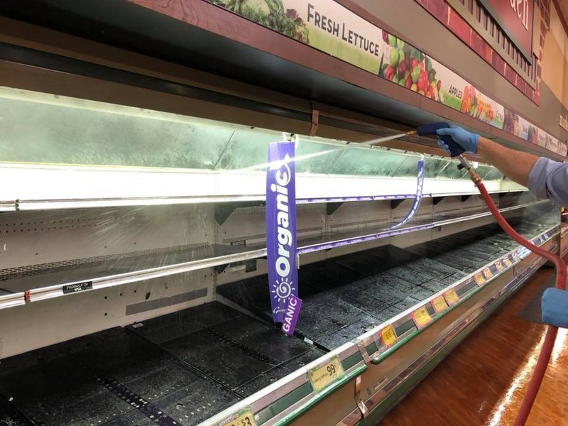 Dezinfecție după ce femeia a tușit pe alimente Foto: Pagina de Facebook Gerrity Supermarkets