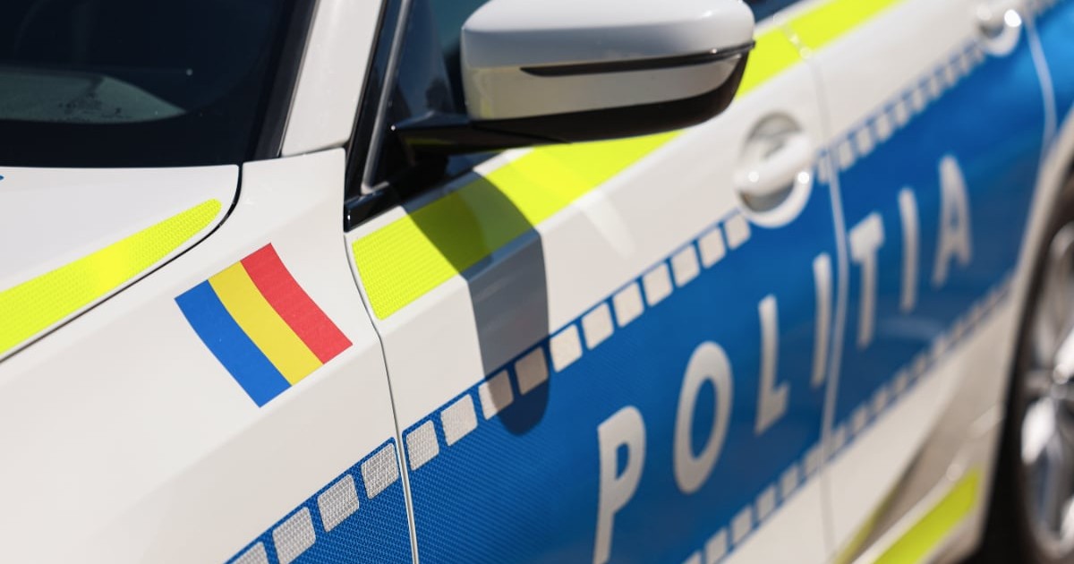 O mașină a Poliției Române, parcată