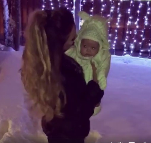 Fetița Biancăi Drăgușanu se bucură de prima zăpadă. Totul a fost filmat