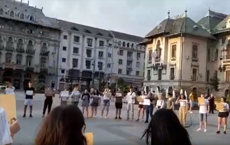 Peste 100 de tineri protestează la Craiova, după tragedia din Caracal. „112, cum să am încredere în voi?” / VIDEO