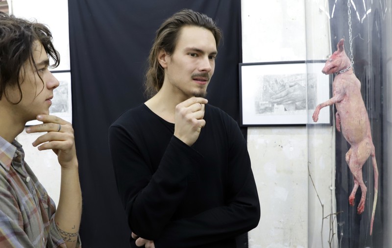 Arta care șochează. Galeria în care a fost expusă o vulpe jupuită a fost obligată să acopere ferestrele cu draperii. Artiștii reacționează: "Oamenii nu mai sunt indignați când văd la măcelărie animale sacrificate?"