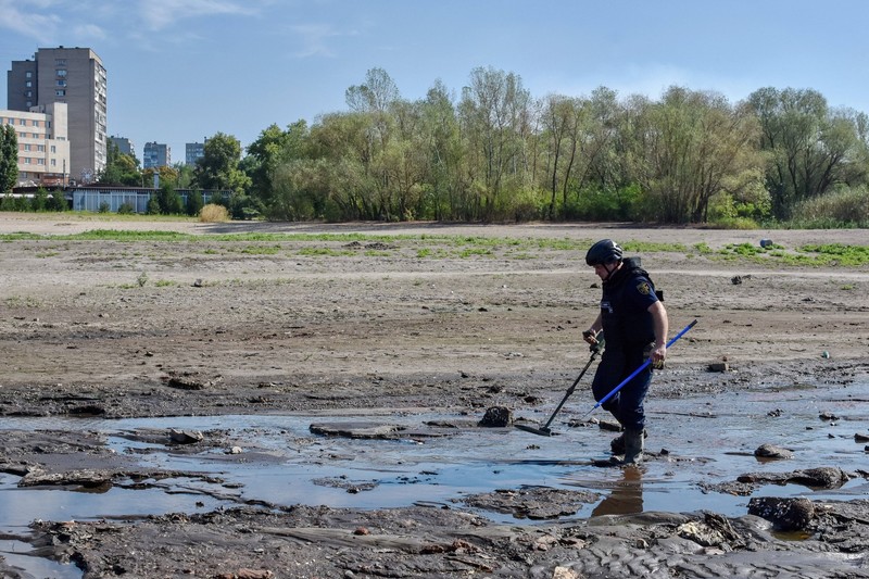 A Ukrainian sapper inspects the shoreline during the demining of a Dnipro river in Zaporizhzhia. Ukraineâs international partners will give it over US$244 million for humanitarian mine clearance. Source: Yuliia Svyrydenko, First Deputy Prime Minister and Minister of Economic Development and Trade of Ukraine. Ukraine will also receive individual mine clearance kits, explosive protective suits, quadcopters, and robotic systems for the disposal of ammunition. - Andriy Andriyenko / SOPA//SOPAIMAGES_SOPA1047/Credit:SOPA Images/SIPA/2308061740,Image: 794762859, License: Rights-managed, Restrictions: , Model Release: no