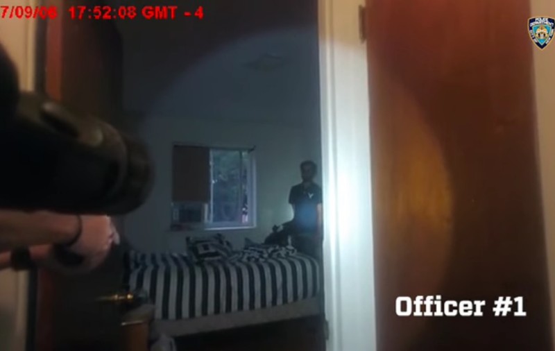 VIDEO| Imagini șocante surprinse de polițiști în timp ce au împușcat mortal un bărbat