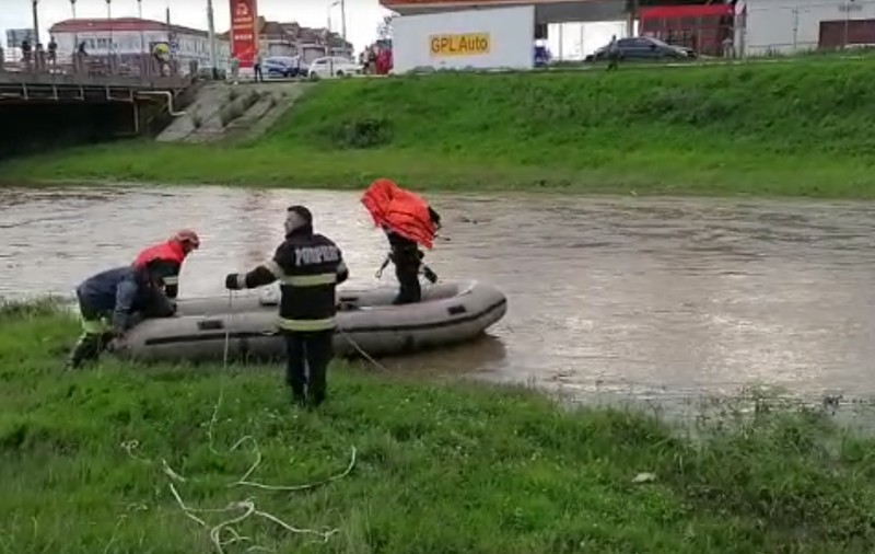 Pompierii din Sibiu intervin pentru salvarea unui copil căzut în râul Cibin