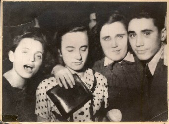 Elena Petrescu (Ceaușescu), a doua de la stânga la dreapta | Foto: Fototeca online a comunismului românesc
