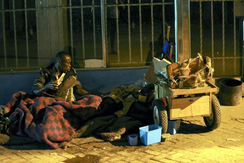 În cartierele cele mai sărace din Nairobi, oameni dorm pe stradă