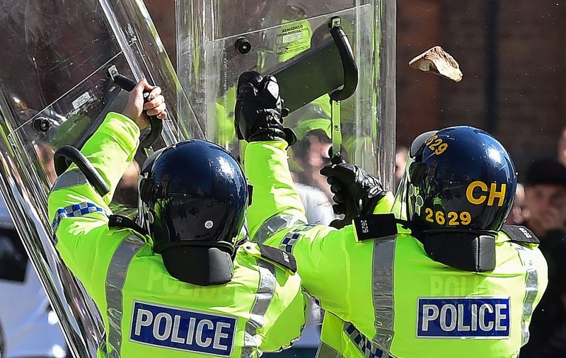 Numărul arestărilor în urma protestelor violente din Marea Britanie se apropie de o mie
