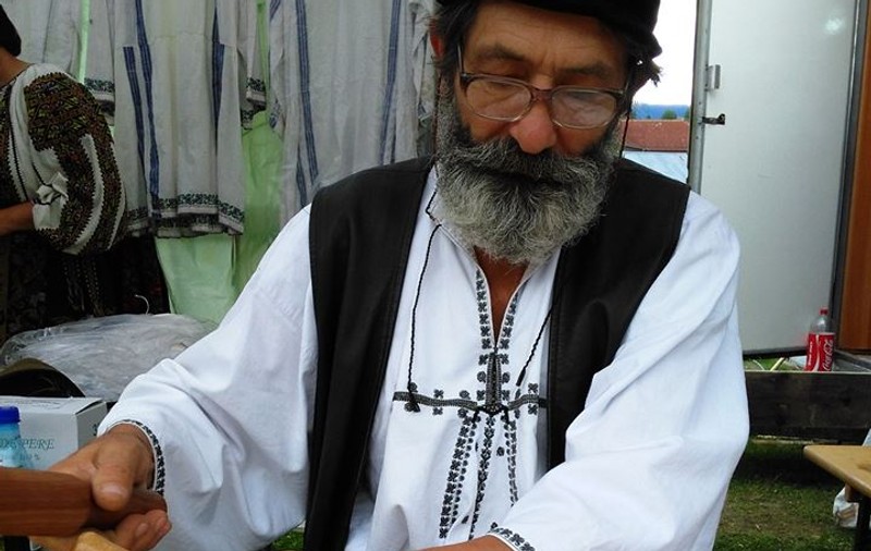 Povestea artistului condamnat pentru că și-a ucis iubita: gardienii l-au lăsat să mânuiască 100 de arme albe, în închisoare