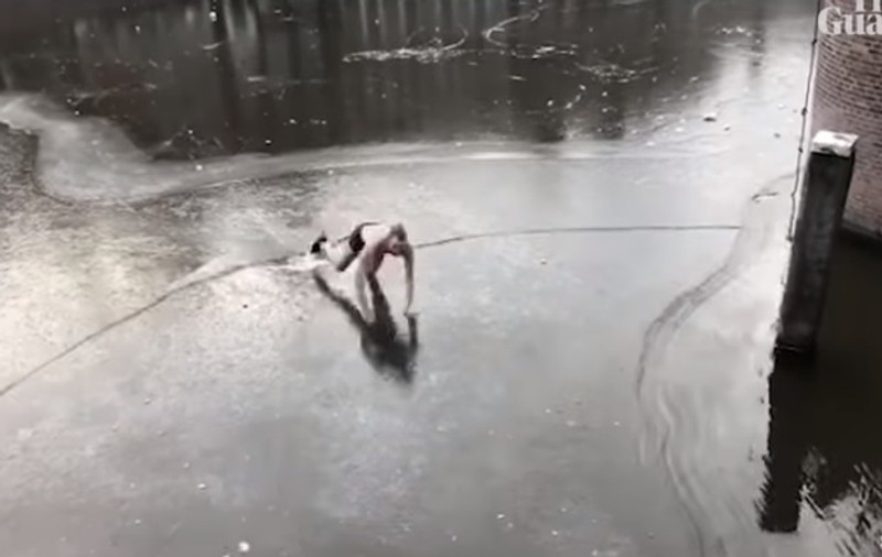 Un olandez în costum de baie a plonjat pe un canal din Olanda, după ce gheaţa subţire a cedat