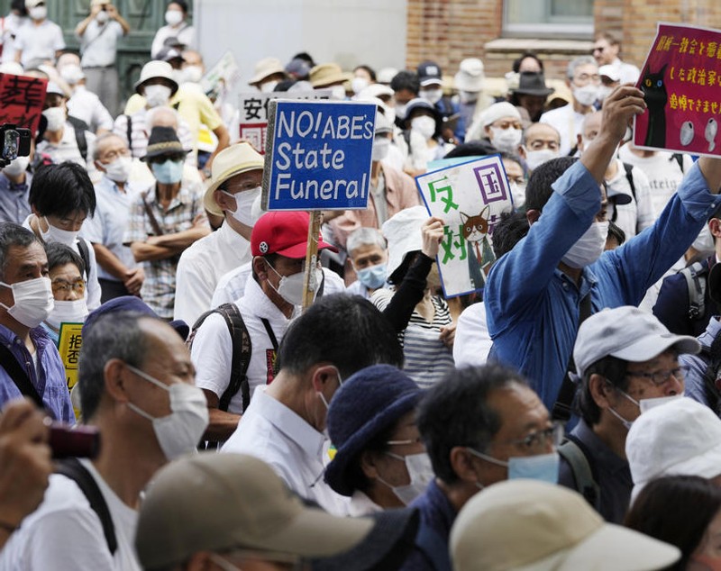 Funeralii de stat pentru fostul premier Shinzo Abe. Sute de oameni protestează pentru costurile ridicate ale ceremoniilor