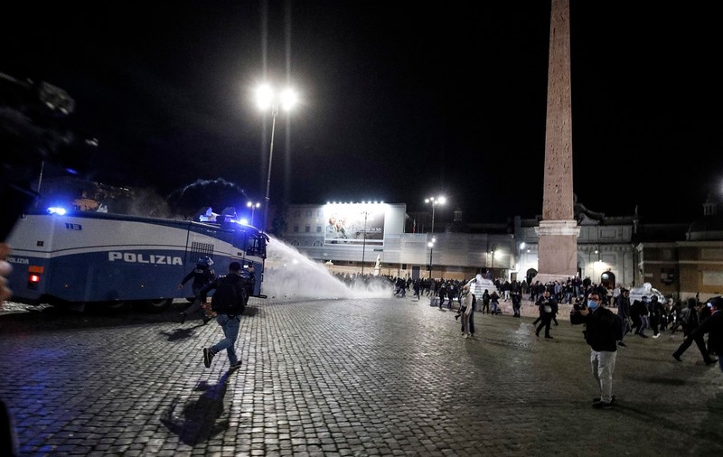 Manifestaţiile anti-COVID din Europa au degenerat în violențe de stradă. La Roma, forțele de ordine au folosit tunuri de apă împotriva protestatarilor