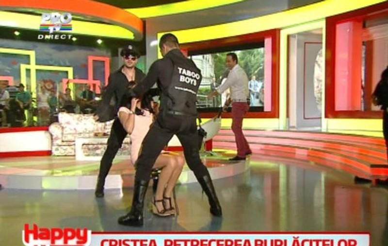 SCENE INCENDIARE cu GABRIELA CRISTEA! I-au dansat STRIPPERI ÎN POALĂ, iar ea a stat cu CHILOŢII LA VEDERE | FOTO