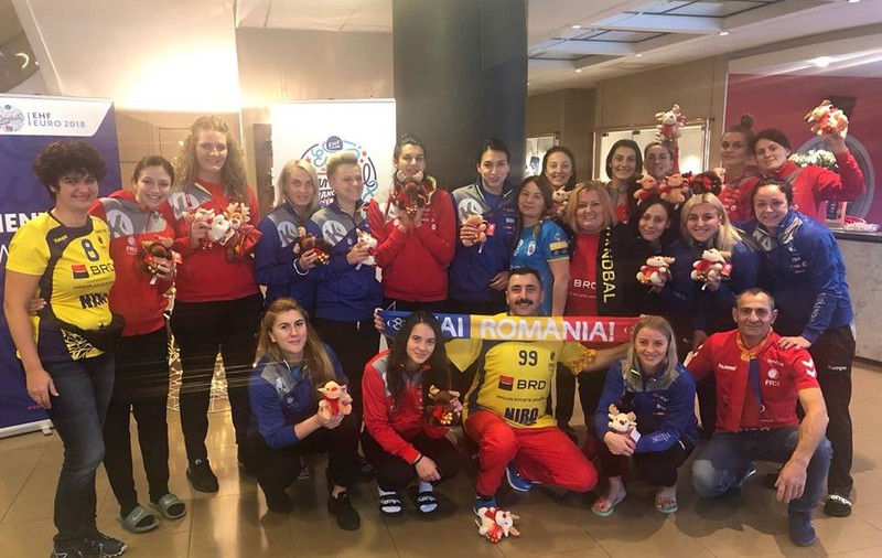 Fanii români le-au făcut cadou handbalistelor tricolore reni de pluș