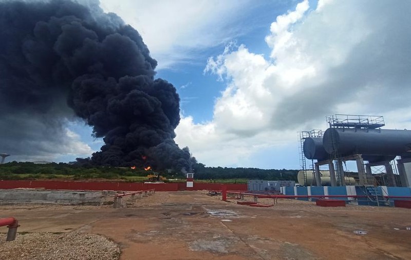 Incendiu uriaș la un depozit de petrol din Cuba, provocat de un fulger. 17 pompieri sunt dați dispăruți în urma intervenției