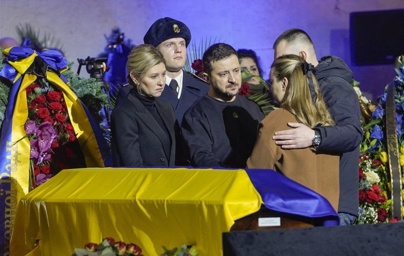 Zelenski, în lacrimi la ceremonia funerară organizată pentru oficialii care au murit în elicopterul prăbuşit la Brovarî. VIDEO