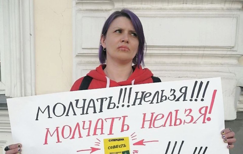 O activistă rusă şi-a cusut gura în semn de protest faţă de război. Ce a pățit pentru gestul ei