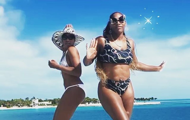 Serena și Venus Williams dansează pe yaht, în Bahamas / VIDEO