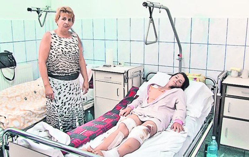 Fata de 16 ani care a fost atacată de şase dulăi e în continuare în stare de şoc