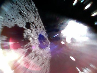Imaginea realizată de un robot pe suprafața asteoridului Ryugu sursă foto: Japan Aerospace Exploration Agency