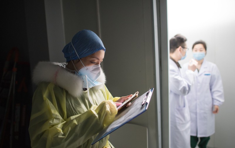 Medicii și asistentele din Wuhan se îmbolnăvesc pe capete! 500 au luat coronavirusul, alți 600 sunt suspecți