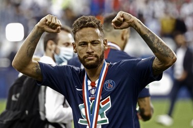 Neymar jr i-a salutat pe fanii lui PSG după ce a cucerit Cupa Franței FOTO: EPA-EFE/YOAN VALAT