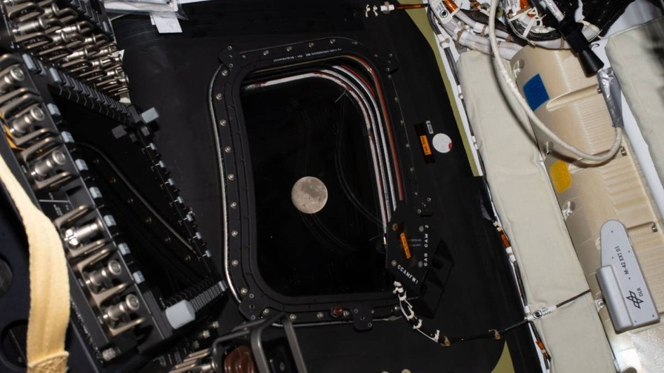 Luna, văzută prin geamul capsulei Orion în timpul misiunii NASA Artemis 2.