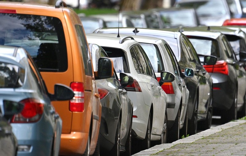 Un expert auto explică tehnica ideală pentru a scoate mașina dintr-un loc de parcare extrem de îngust și aglomerat