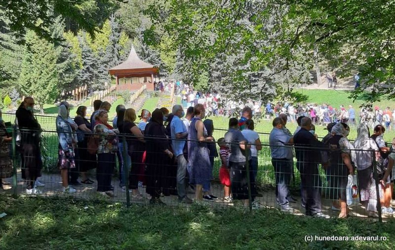 VIDEO | Mii de oameni, mulți fără măști, înghesuiți la coadă la mormântul lui Arsenie Boca de la Prislop