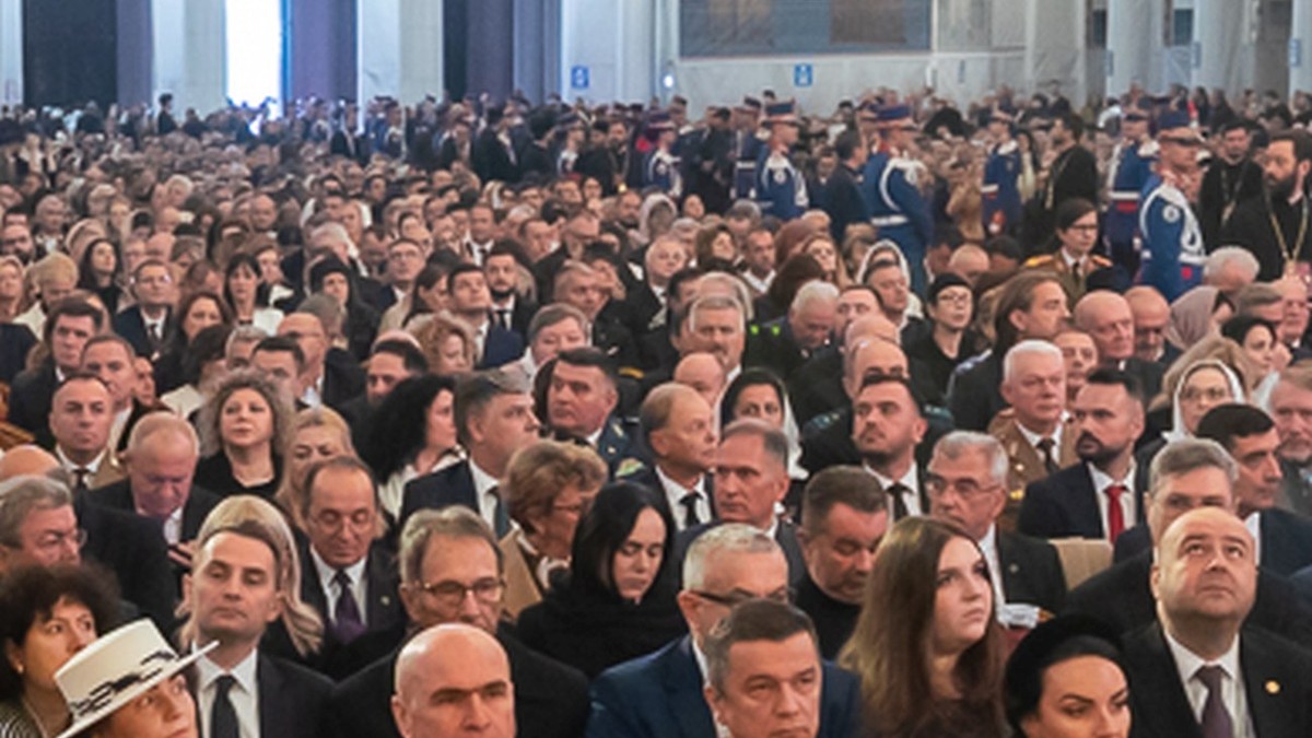 Ilie Bolojan și Sorin Grindeanu s-au ignorat reciproc în Catedrala Națională, pe 26 octombrie. Foto: basilica.ro