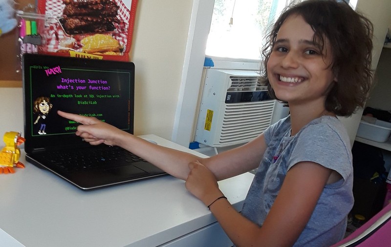 O hackeriță pe jumătate româncă face furori în SUA. La 11 ani găsea vulnerabilități în sistemul electronic de vot: ”Pot să șterg toate voturile lui Donald Trump”