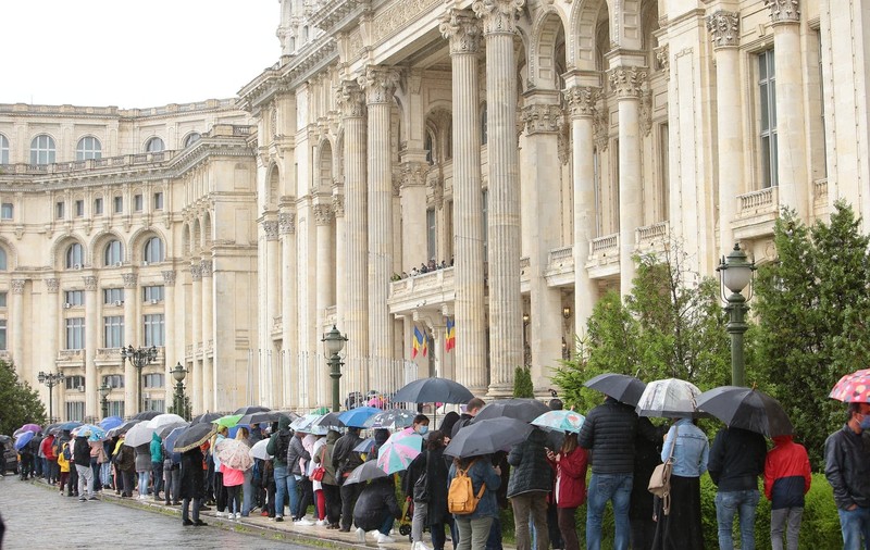 Cozi la Palatul Parlamentului, care poate fi vizitat gratuit astăzi, de Ziua Copilului