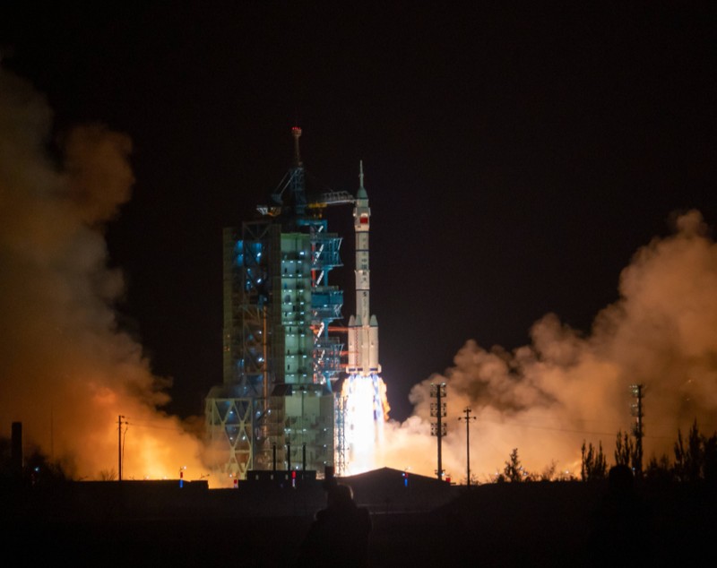 Cel mai tânăr echipaj al misiunii Shenzhou-19 a ajuns la bordul staţiei spaţiale chineze | VIDEO