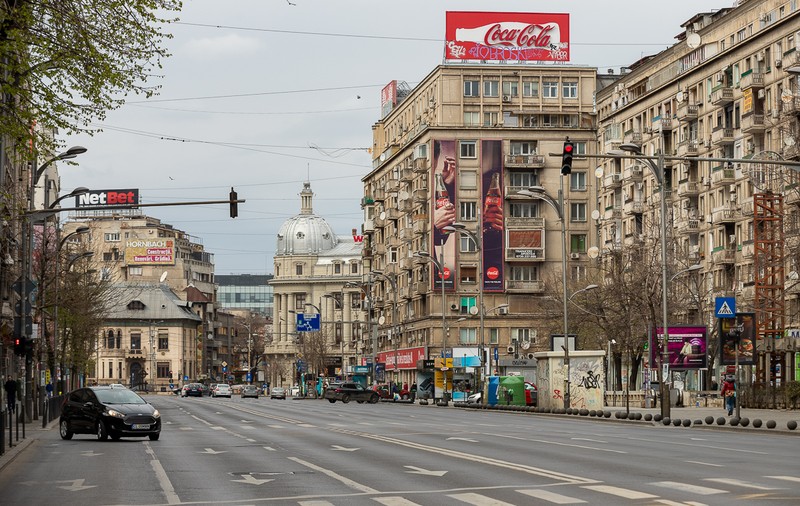 Articolul din Ordonanța Militară care nu poate fi pus în aplicare. Primăriile din București trebuie să înceapă de azi să monteze dozatoare cu dezinfectant la scările de bloc, dar nu au de unde să le cumpere