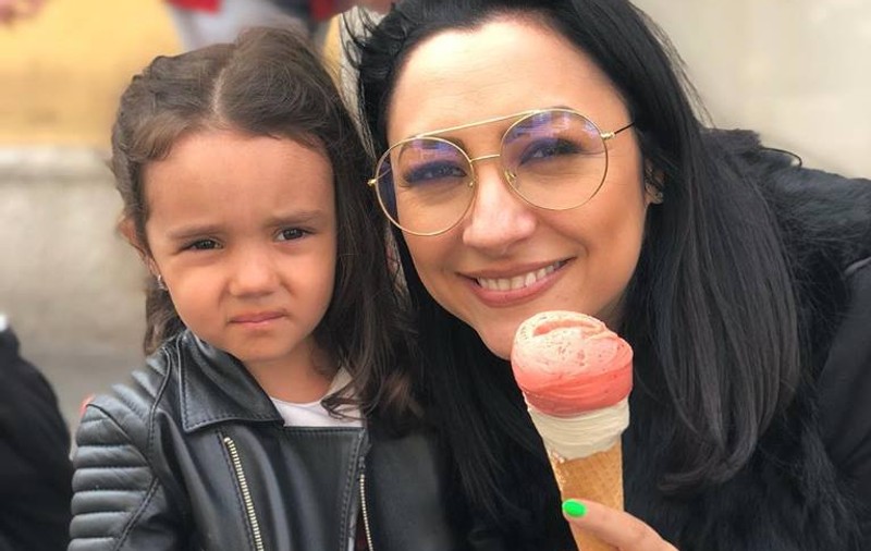Ce face Andra în mașină în timp ce se duce să o ia de la grădiniță pe fiica sa