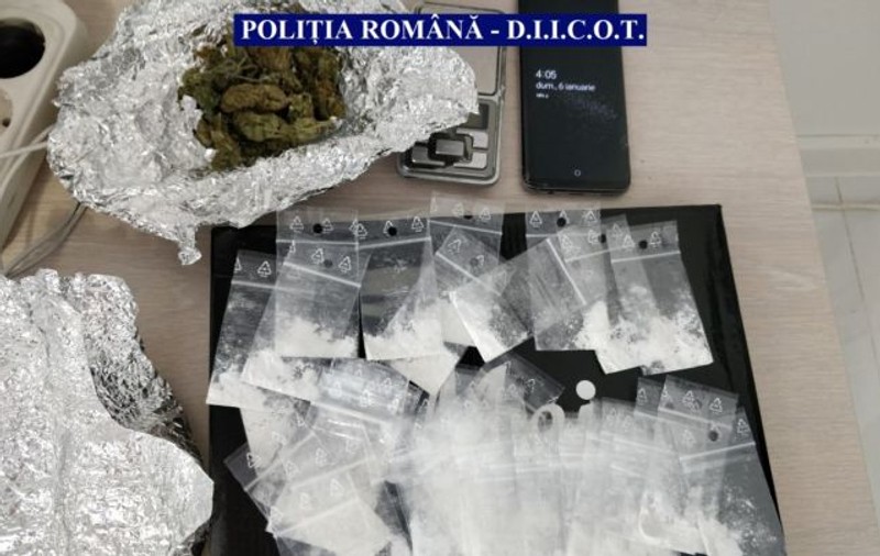 Traficanți de droguri din Călărași, ridicați de DIICOT. Indivizii își luau marfa din București