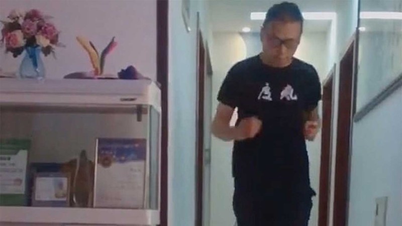 Pan Shancu, alergând în sufrageria sa