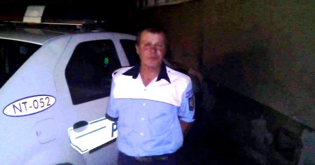 Un fals polițist care dirija circulația în Neamț, încătușat de adevărații polițiști. Era roșu în obraji de la băutură
