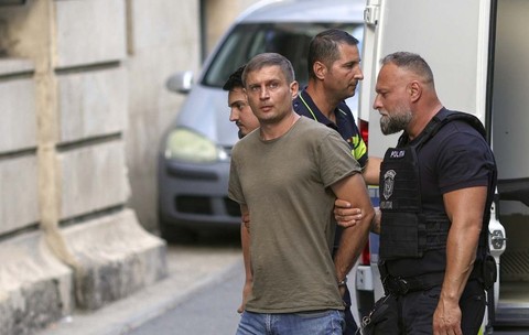 Barbatul acuzat si retinut pentru spionaj in favoarea Rusiei, Ivan Kutsenko, este escortat in sediul Curtii de Apel Bucuresti, in Bucuresti, 8 septembrie 2026. Inquam Photos / Octav Ganea