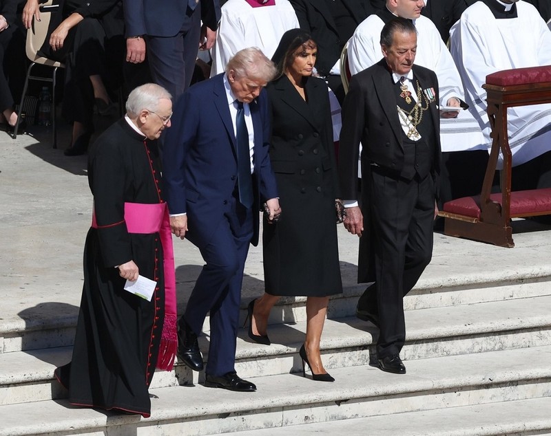 Melania Trump, sobră, dar elegantă la funeraliile Papei Francisc la Vatican. S-a întrecut în ținută cu regina Letizia a Spaniei și soția lui Volodimir Zelenski