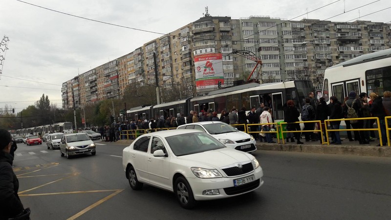 Circulaţia tramvaielor liniei 41 a fost blocată, pe 25 iulie. Un tramvai al liniei 41, oprit într-o stație