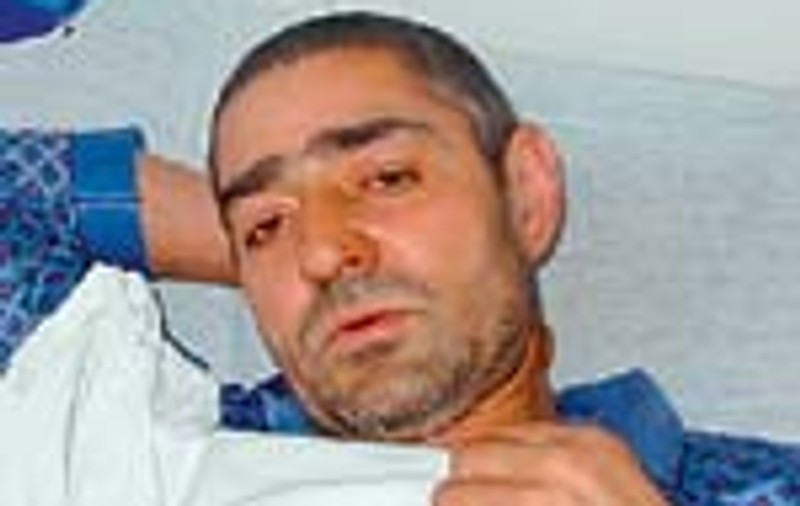 A ucis un om cu toporul si apoi a mai ranit o persoana
