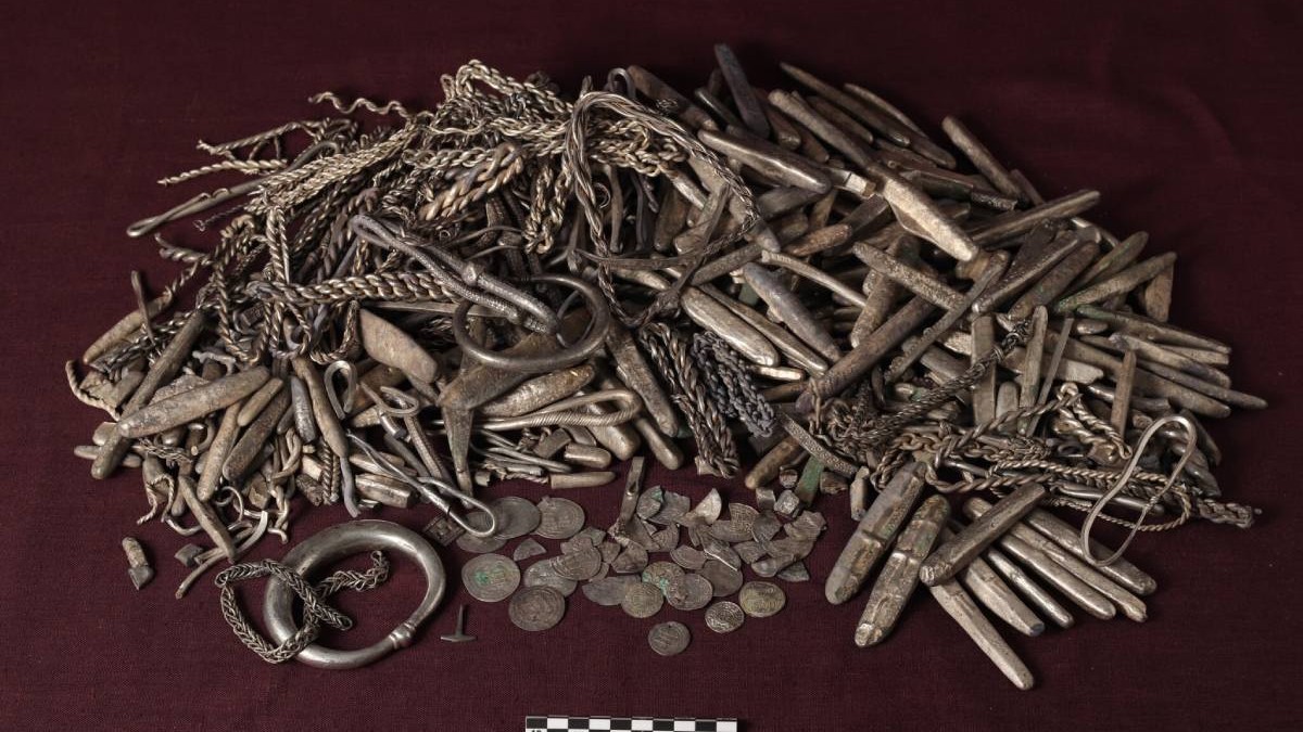 Tezaur viking format din lingouri, bijuterii, brățări și monede din argint, descoperit în Danemarca după ce a stat îngropat aproximativ 1.100 de ani.