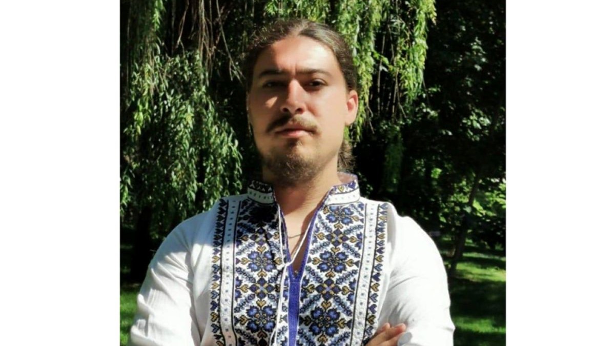 Mihai Valentin Pîrlitu, îmbrăcat în stil tradițional românesc